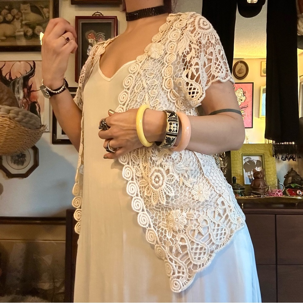 vivid collection of ny cream crocheted floral cardi / size medium